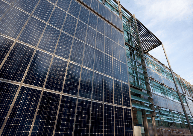 Photo de panneau solaire sur une façade de bâtiment
